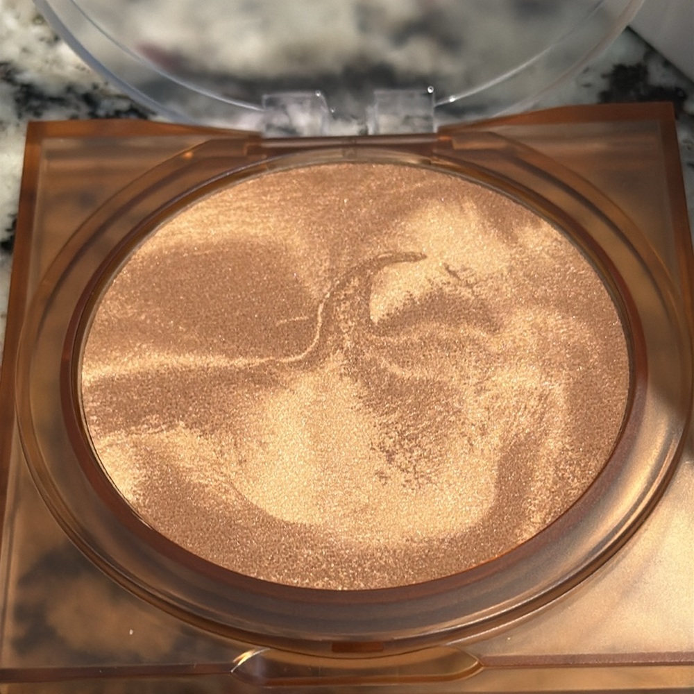 Huda Glowish Soft Radiance Bronzing Powder in Medium RARE! - Picture 4 of 6